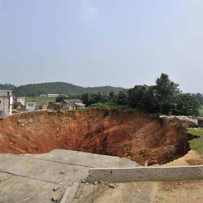 Krater verschluckt chinesisches Dorf
