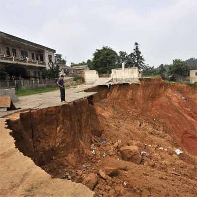 Krater verschluckt chinesisches Dorf
