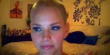 Krebskrankes Model rasiert sich die Haare ab