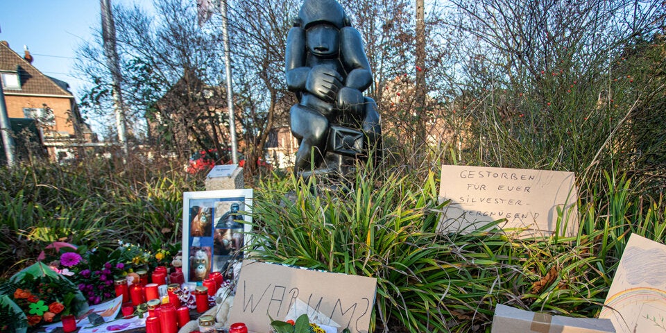 Mutter und Töchter ließen Todeslaternen steigen