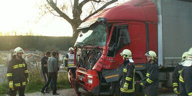 Geisterfahrer-Oma rast in Lkw