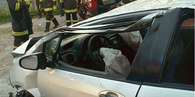 Geisterfahrer-Oma rast in Lkw