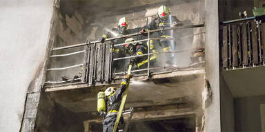 Krems: Mehrparteienhaus in Flammen