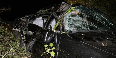 PKW kracht gegen Baum - Vier Verletzte