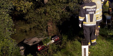 PKW kracht gegen Baum - Vier Verletzte