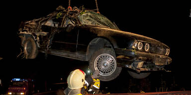 PKW kracht gegen Baum - Vier Verletzte