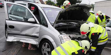 Einpark-Manöver endet mit 2 Verletzten