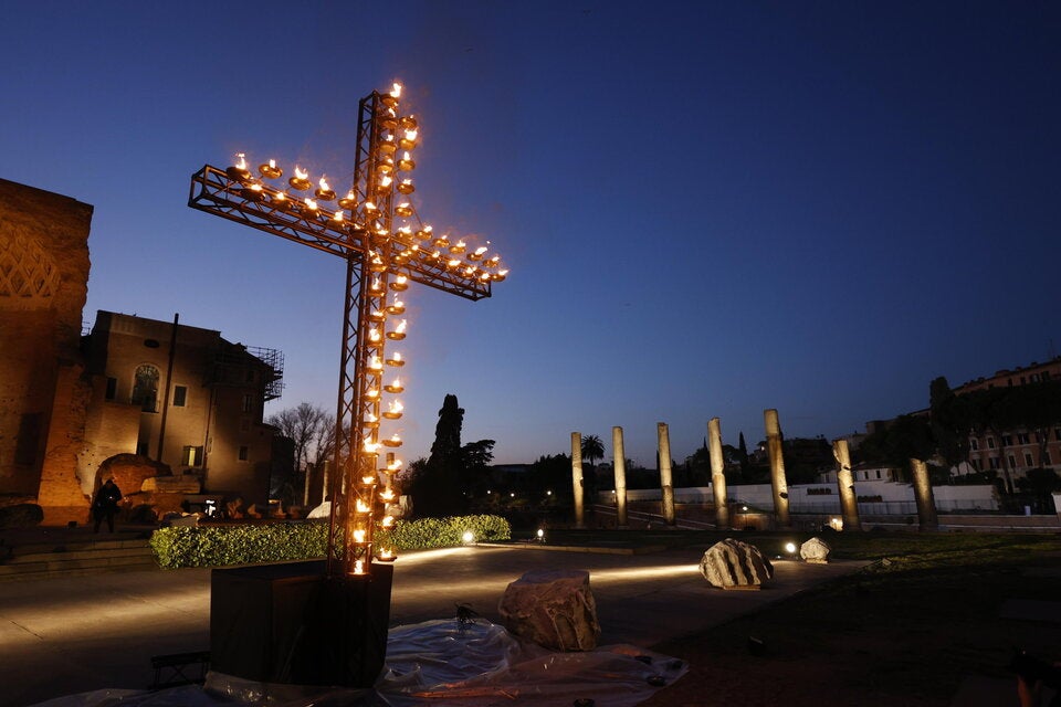 Kreuzweg am Kolosseum - Papst trug Kreuz selbst