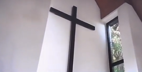 Das Kreuz hängt noch in der Trauerhalle.