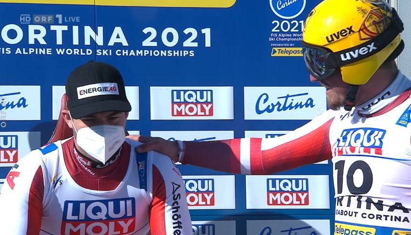 Rührende Geste! Teamkollege Max Franz gratulierte Kriechmayr im Ziel, der es kaum fassen konnte.