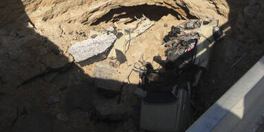 Erdloch verschlingt Auto - 6 Tote 