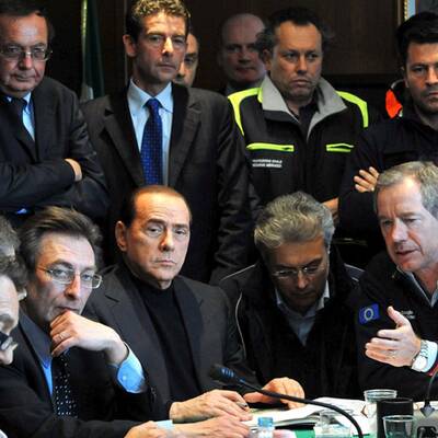 Berlusconi besucht Erdbebenregion