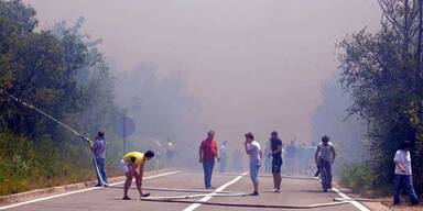 Helfer versuchen, die Brandherde zu finden