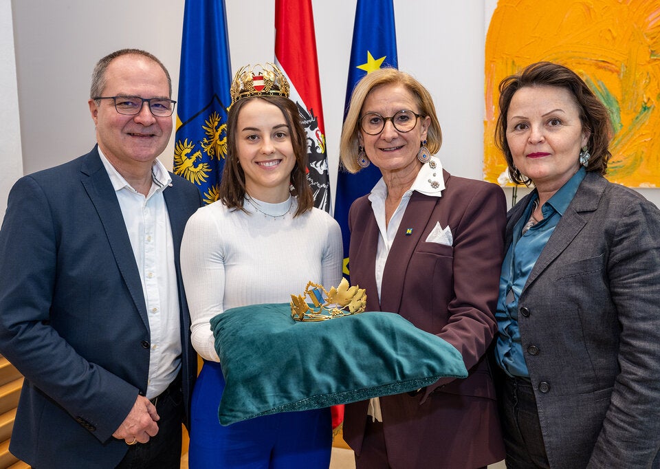 Klaus Goldmann (GF Wein Niederösterreich), Laura Hummel (Bundesweinkönigin), Landeshauptfrau Johanna Mikl-Leitner und Ilse Schnall (Goldschmiedin). 