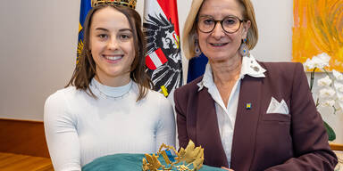 Bundesweink&ouml;nigin Laura Hummel und Landeshauptfrau Johanna Mikl-Leitner mit neuer Krone.&nbsp;