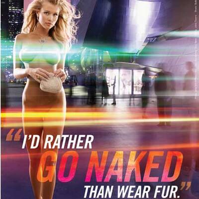 Joanna Krupa nackt gegen Pelz