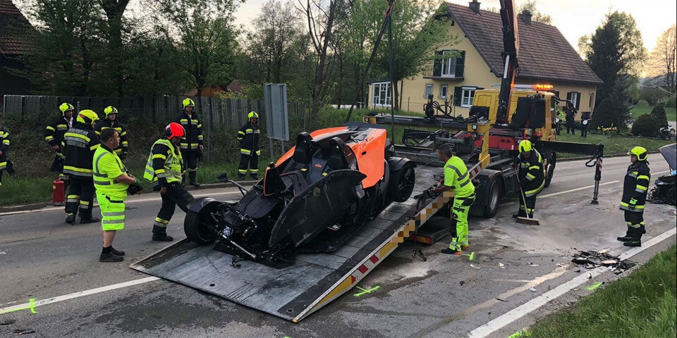 Horror-Crash mit KTM-Sportwagen