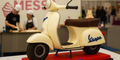 Eine Vespa aus Torten für den guten Zweck.