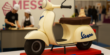 Eine Vespa aus Torten f&uuml;r den guten Zweck.