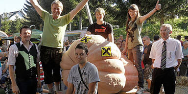 Puchner mit dem Riesenk&uuml;rbis