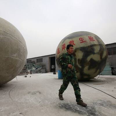 In Riesenkugeln Weltuntergang überleben