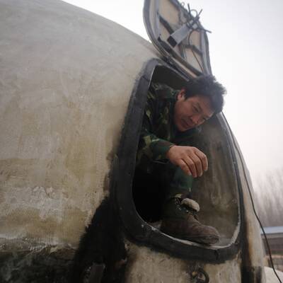 In Riesenkugeln Weltuntergang überleben