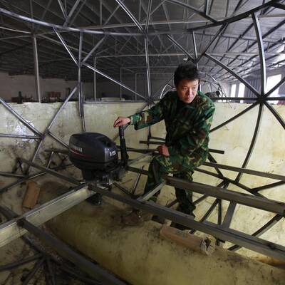 In Riesenkugeln Weltuntergang überleben