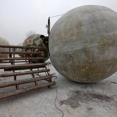 In Riesenkugeln Weltuntergang überleben