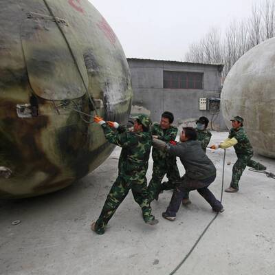 In Riesenkugeln Weltuntergang überleben