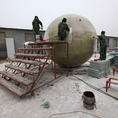 In Riesenkugeln Weltuntergang überleben