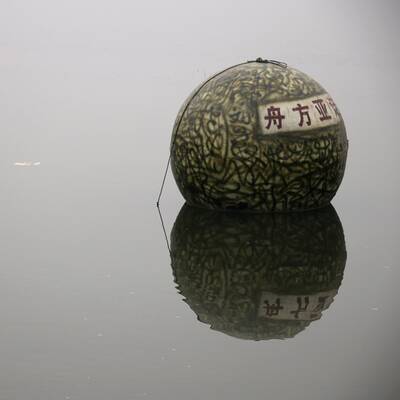 In Riesenkugeln Weltuntergang überleben