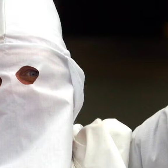 Faschingsball: Besucher kamen mit Ku-Klux-Klan-Outfit und Nazi-Symbolen