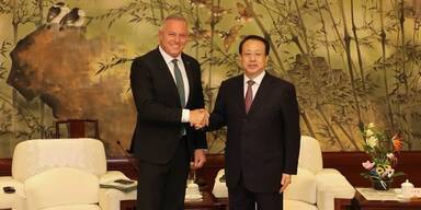 Mario Kunasek und Shanghais B&uuml;rgermeister Gong Zheng