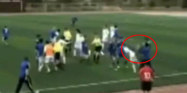 &Uuml;ble Kung Fu-Attacke am Fu&szlig;ballplatz