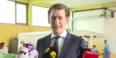 Sebastian Kurz vor Impfstra&szlig;e in Ansfelden