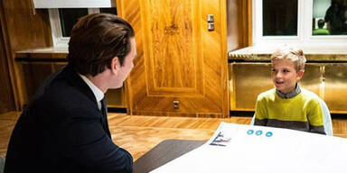 Sch&uuml;ler tr&auml;gt Kanzler Kurz Referat vor