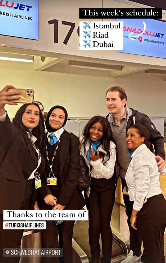 Ex-Kanzler Sebastian Kurz bei einem Selfie am Flughafen Wien-Schwechat