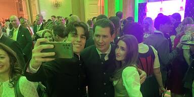 Sebastian Kurz von Selfie-Jägern belagert