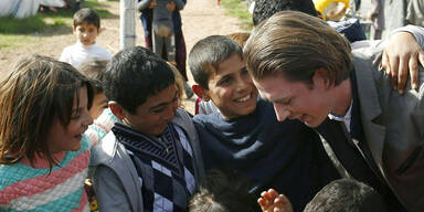 Kurz besucht Flüchtlingslager