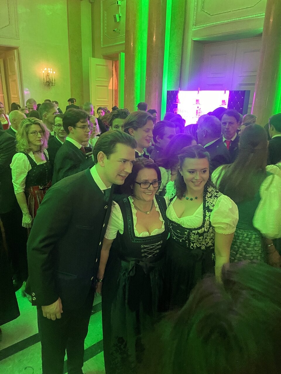 Sebastian Kurz von Selfie-Jägern belagert