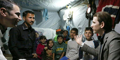 Kurz besucht Flüchtlingslager