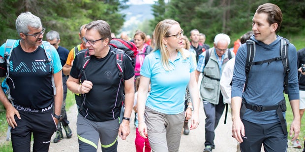 Kurz: Fan-Wanderung mit 800 Anhängern