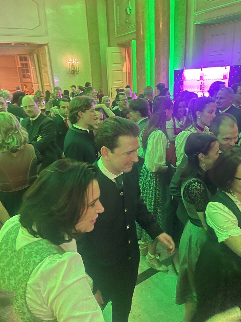 Sebastian Kurz von Selfie-Jägern belagert