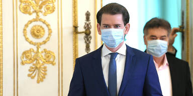 kurz und kogler bei einer pressekonferenz mit maske