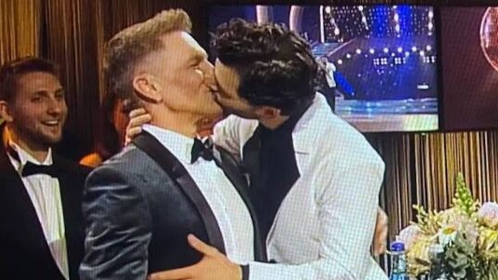 Knutsch-Alarm bei “Dancing Stars”: Aaron Karl küsst Andi Knoll