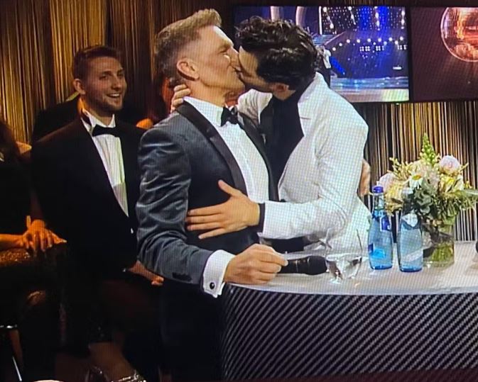 Aaron Karl küsst Andi Knoll