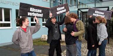 Landesschulrat findet Kussverbot gut
