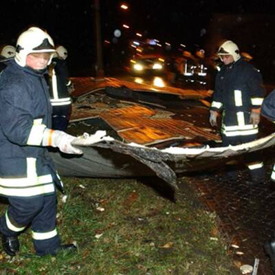 23:55 Zirkuszelt stürzt ein