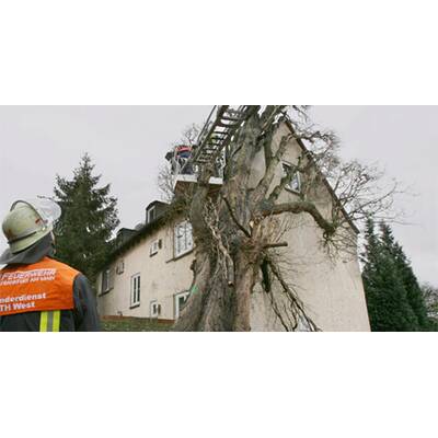 23:55 Zirkuszelt stürzt ein