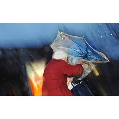 23:55 Zirkuszelt stürzt ein